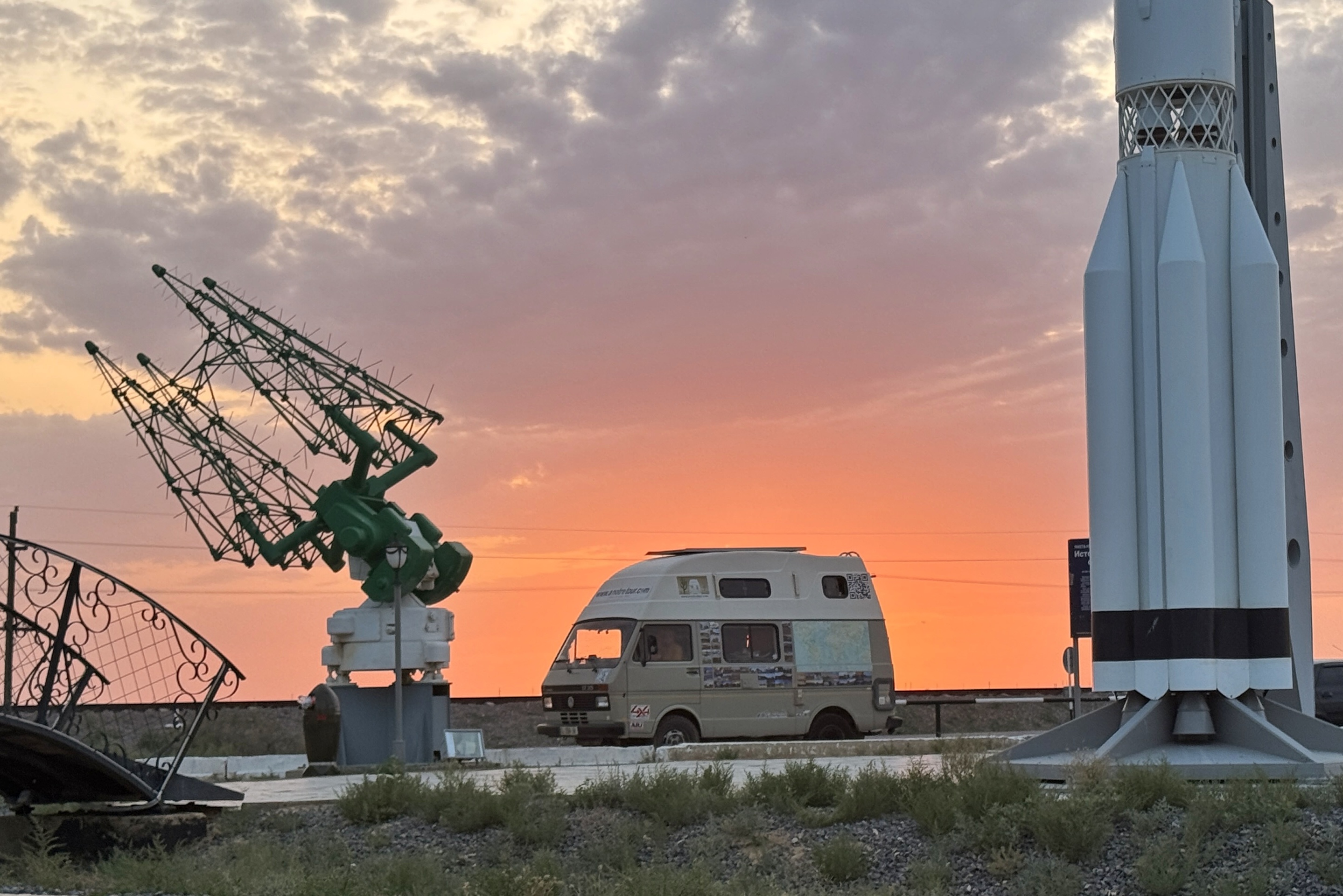 Oscar devant les installations de Baïkonour au coucher du soleil